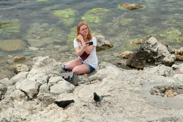 Girl and pigeons, photo — Sevastopol