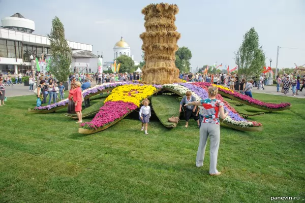 Гигантский цветок из цветов и сена