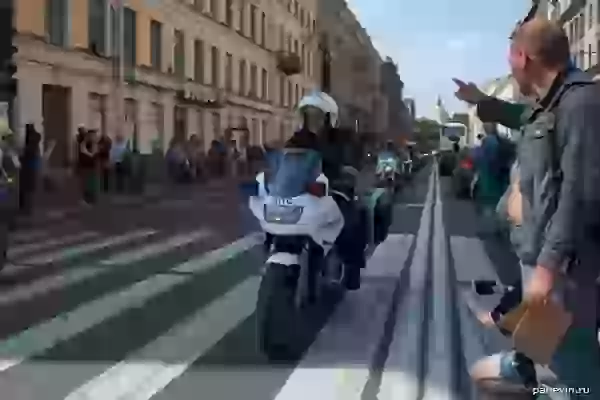 Мотоцикл ДПС и колонна байкеров на Невском проспекте