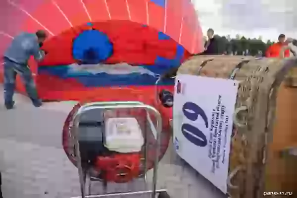 Наполнение шара воздухом фото - Соревнование воздушных шаров