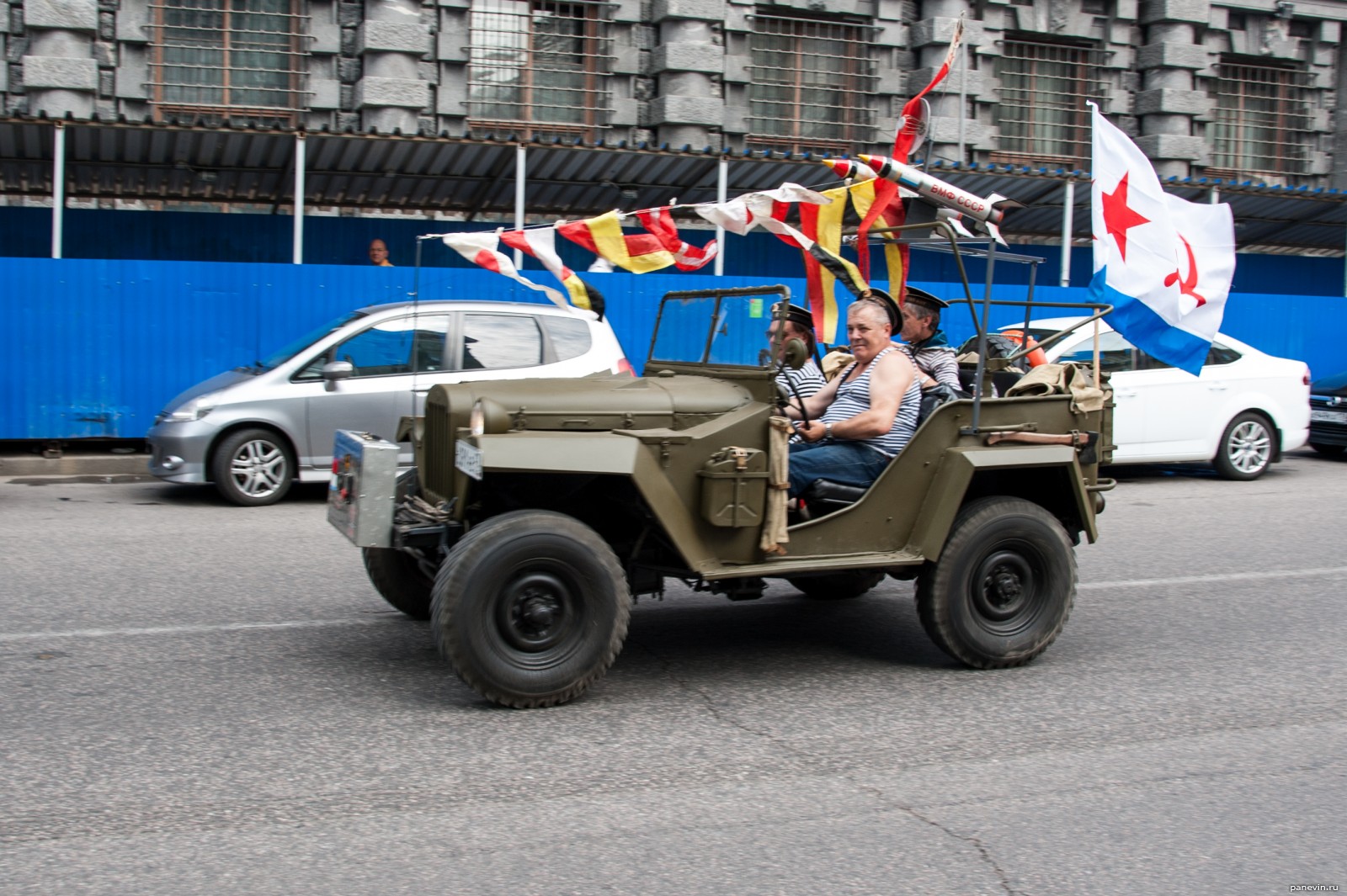 Открытый уазик. ГАЗ 64 на параде. Машины в день ВМФ. УАЗИК открытых с людьми руки вверх.