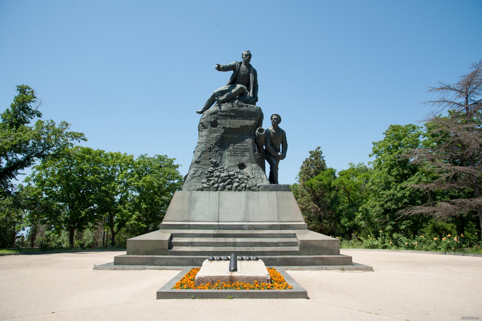 Памятник Корнилову в Севастополе