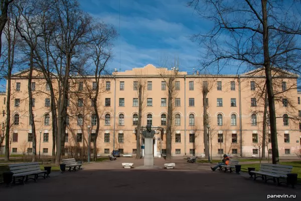 Памятник Ленину на Каменноостровском проспекте