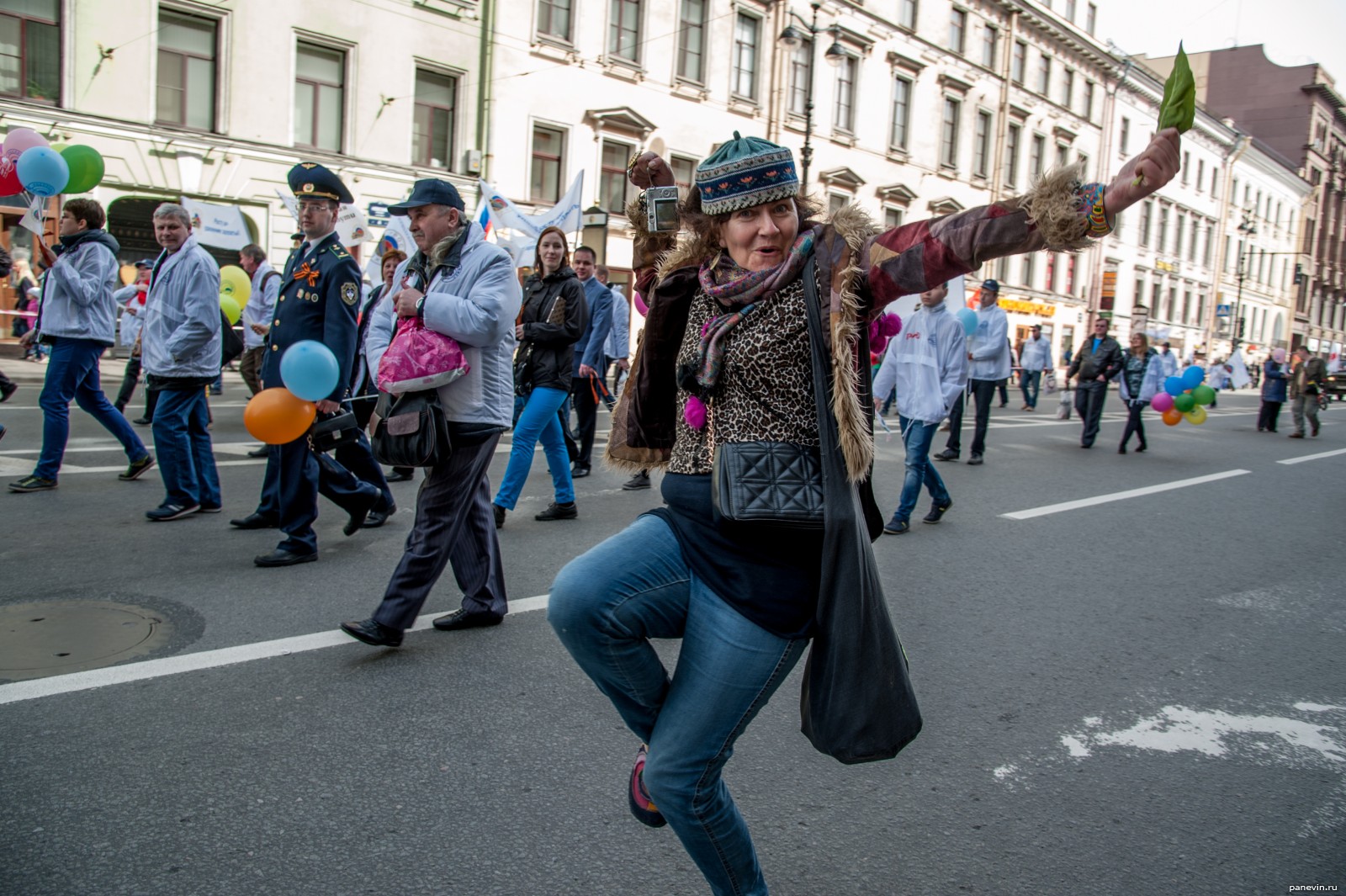 1 мая житель. Люди на улице. Санкт-Петербург люди. Жители Санкт-Петербурга. Люди на улицах Санкт-Петербурга.