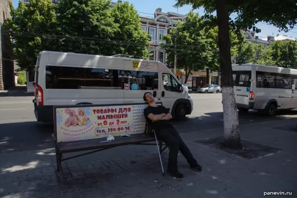 Having a rest on a bench, the Revolution avenue