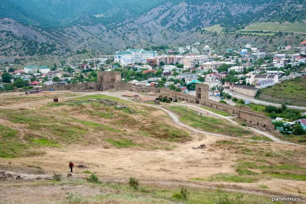 Судак и крепостная стена Генуэзской крепости фото - Крым