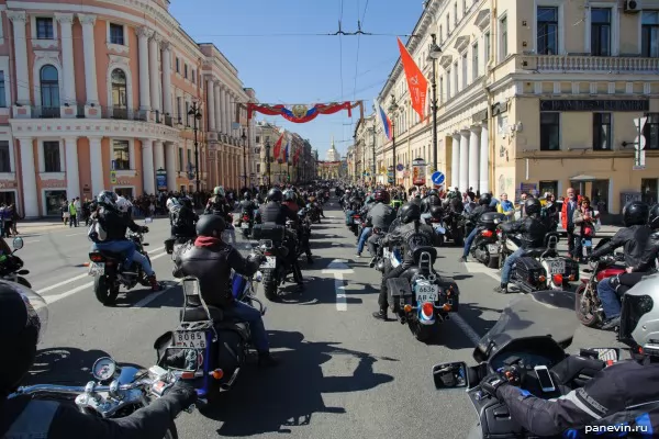 Колонна байкеров на Невском