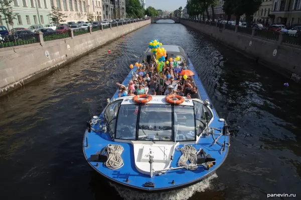 Ship with children's ensemble on Krjukov channel