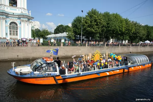 Ship with a children's ensemble at Nikola Morskoy