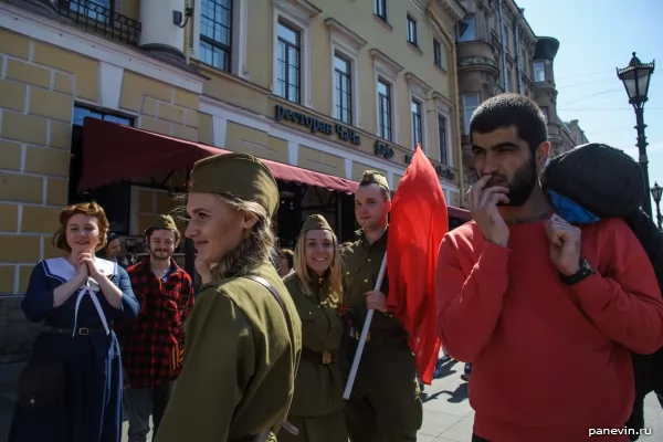 Молодые люди в военной форме