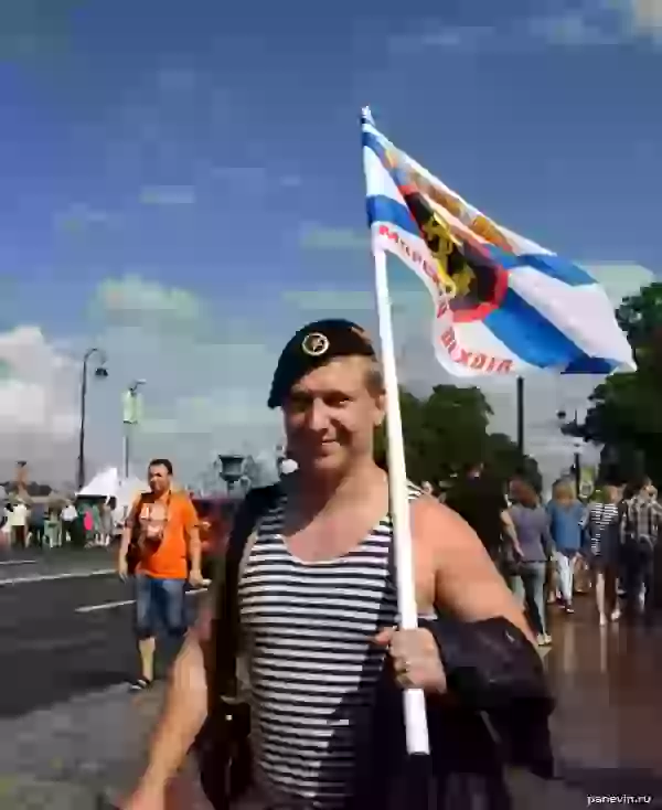 Морпех с флагом фото - День ВМФ