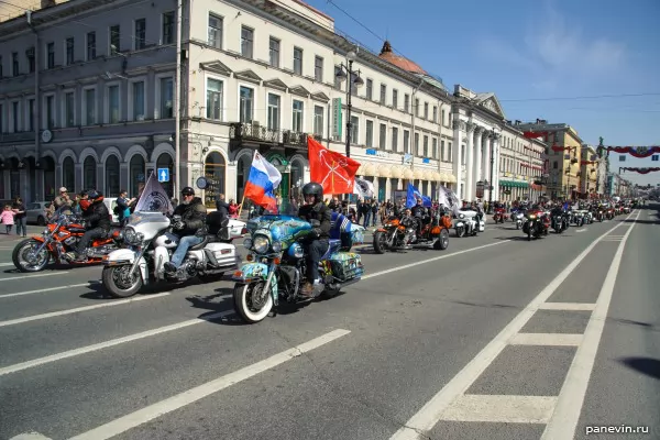 Beginning of a column of bikers