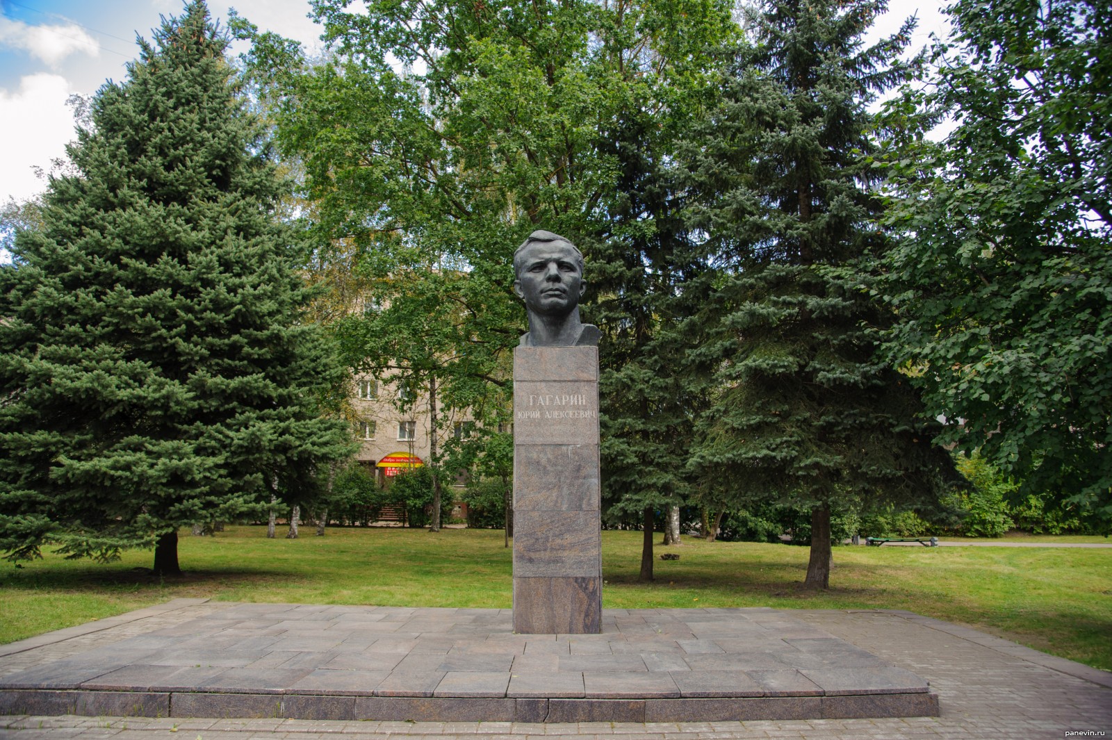 Памятник Юрию Гагарину в Смоленске