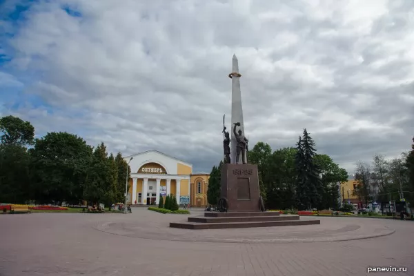 Памятник защитникам Смоленска и кинотеатр «Октябрь»