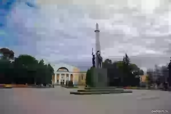 Памятник защитникам Смоленска и кинотеатр «Октябрь»