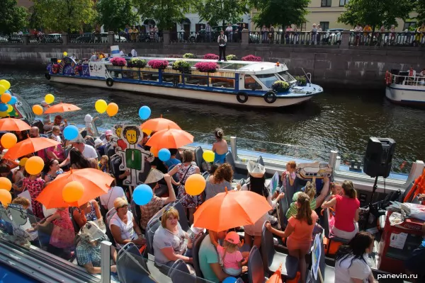 Pleasure boats on the Hook Canal