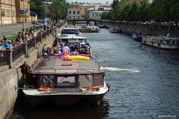 Pleasure boats in front of the carnival