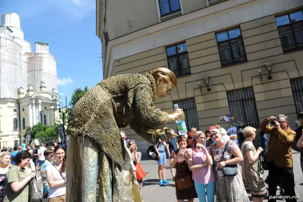 Old woman pawnbroker, live sculpture