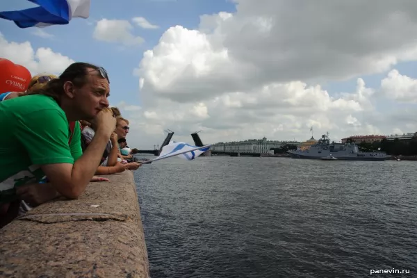 Spectators of the parade of ships