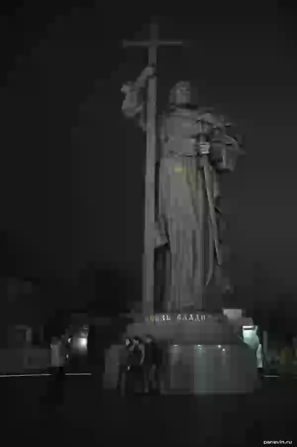 Туристы фотографируются у памятника Владимиру