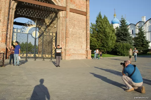 Tourists at the gate of the Syuyumbike tower