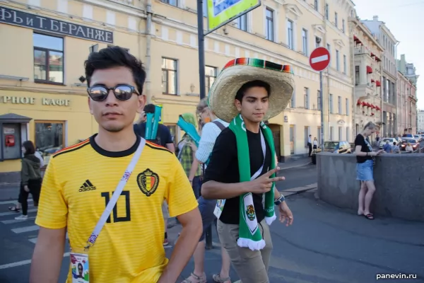 Бельгийский футбольный болельщик и фанат из Мексики фото - Чемпионат мира по футболу 2018