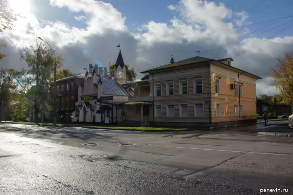 Бывший дом Николая Ивановича Маковеева и бывшая часовня Арсения Комельского