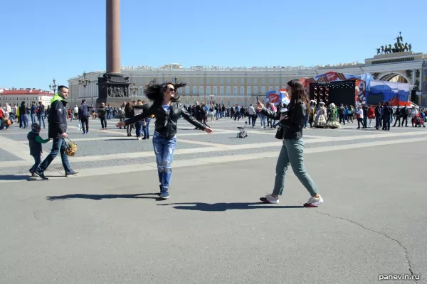 Девушки на Дворцовой площади