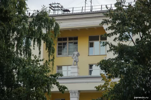a figure of a construction worker on the facade of the House of Unions