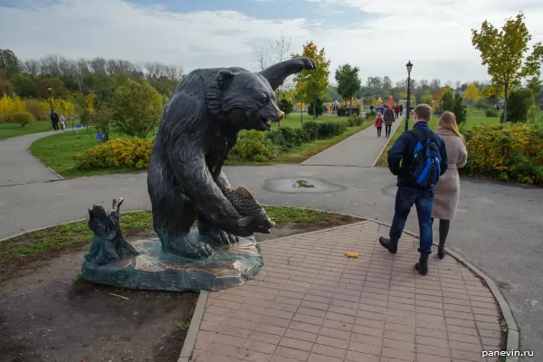 Медведь с рыбой фото - Ярославль