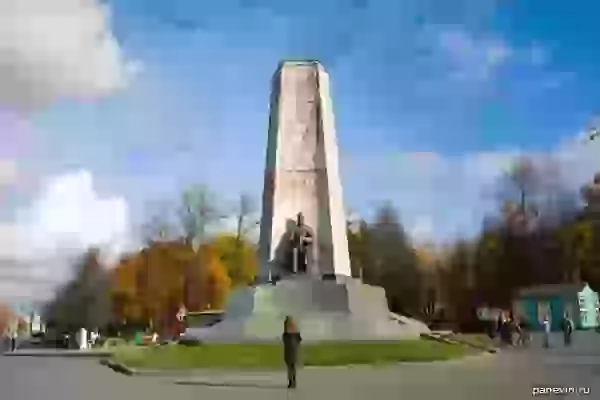 Монумент в честь 850-летия основания Владимира фото - Владимир