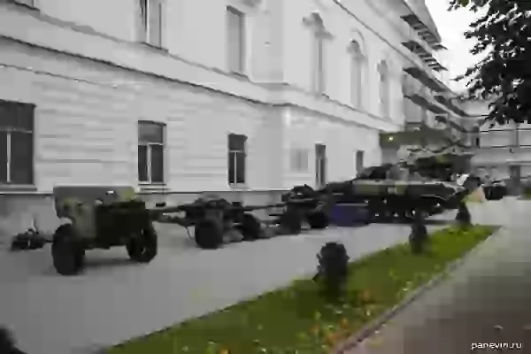 Guns and equipment in front of the Airborne Museum photo - Ryazan