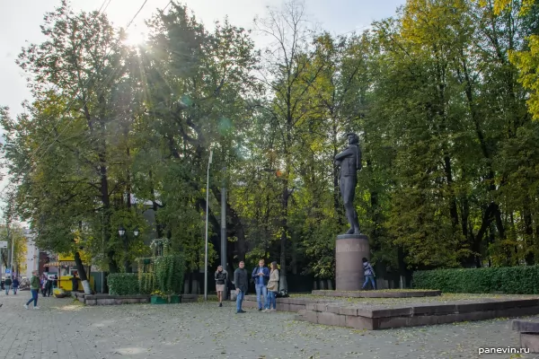 Monument to FG Volkov photo - Yaroslavl