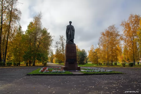 Памятник генерал-лейтенанту Ф. М. Харитонову