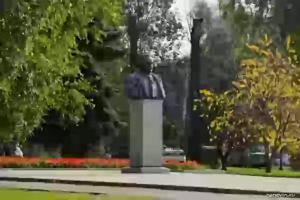 Monument to George Dimitrov photo - Yaroslavl