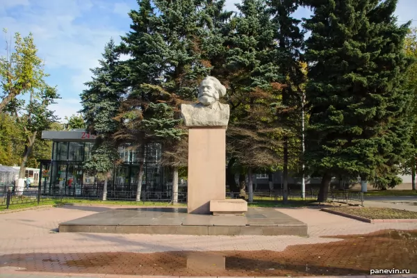 Karl Marx Monument photo - Yaroslavl