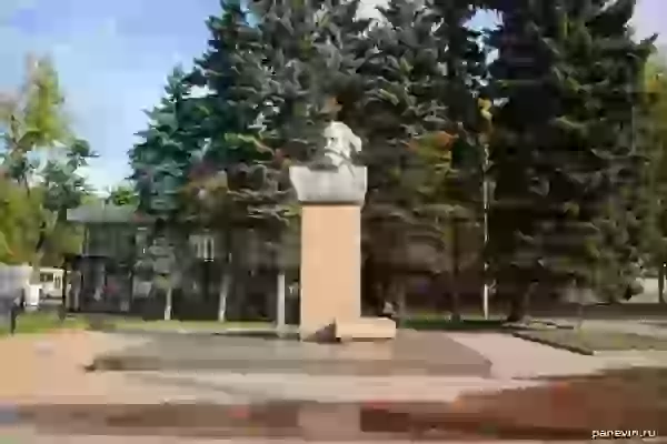 Monument to Karl Marx photo - Yaroslavl