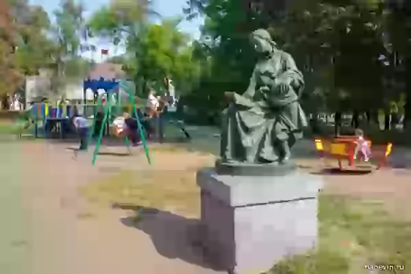 Памятник М. А. Ульяновой и Володе Ульянову фото - Рязань