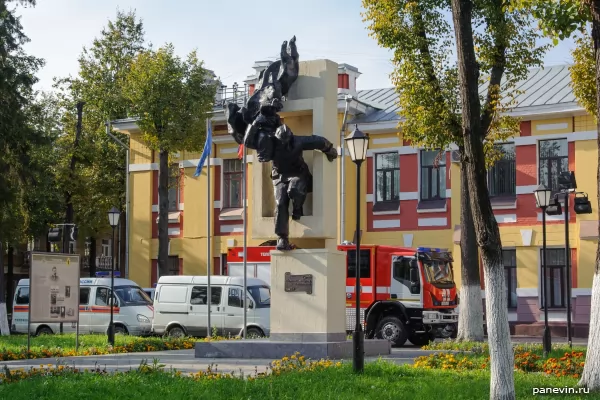 Памятник «Мужеству пожарных и спасателей»