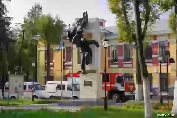 Памятник «Мужеству пожарных и спасателей» фото - Ярославль