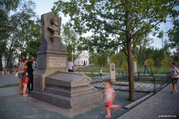 Памятник на могиле Николая Михайловича Ядринцева