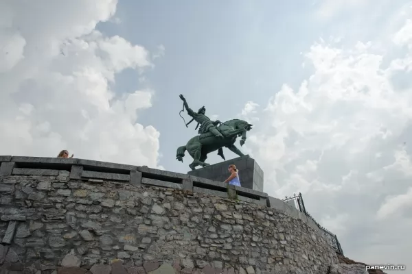 Памятник Салавату Юлаеву, вид снизу