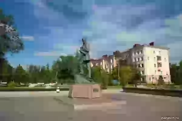 Monument to Vrubel photo - Omsk