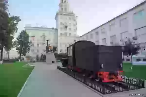 Kch4-328 steam locomotive and monument to Cherepanov brothers first Russian steam locomotive photo - Ekaterinburg