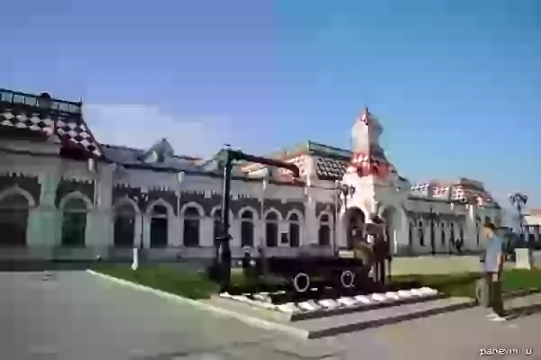 Square in front of the Old Railway Station photo - Ekaterinburg