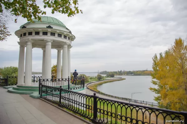 Rotunda "On the Arrow"