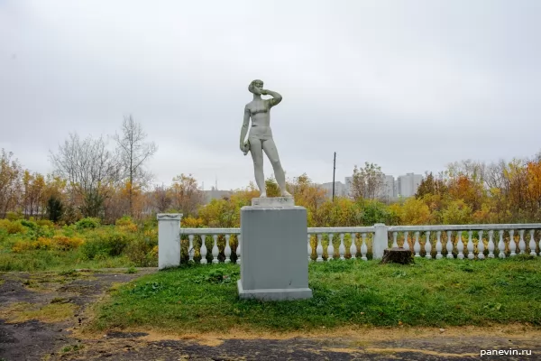 Скульптуры возле Музея Советская эпоха, девушки-гимнастки