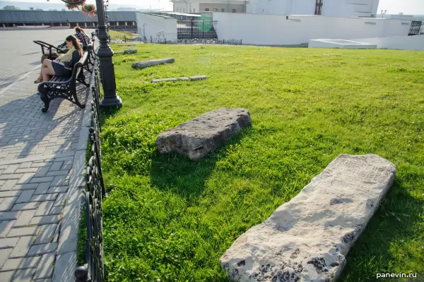 Старинные надгробия