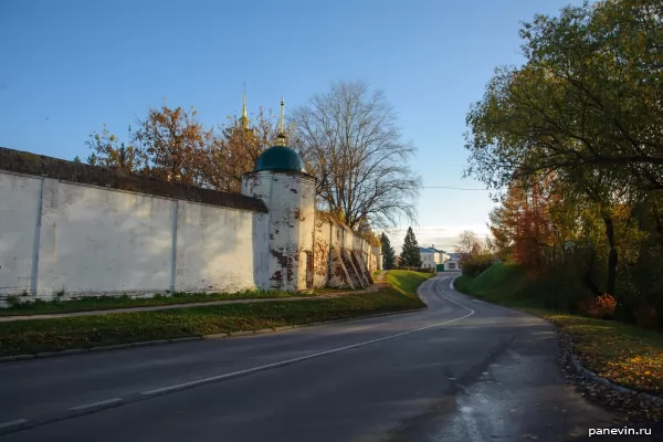 The wall of the Rizopolozhensky monastery