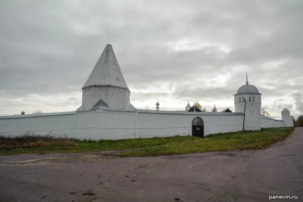 Стены Покровского монастыря